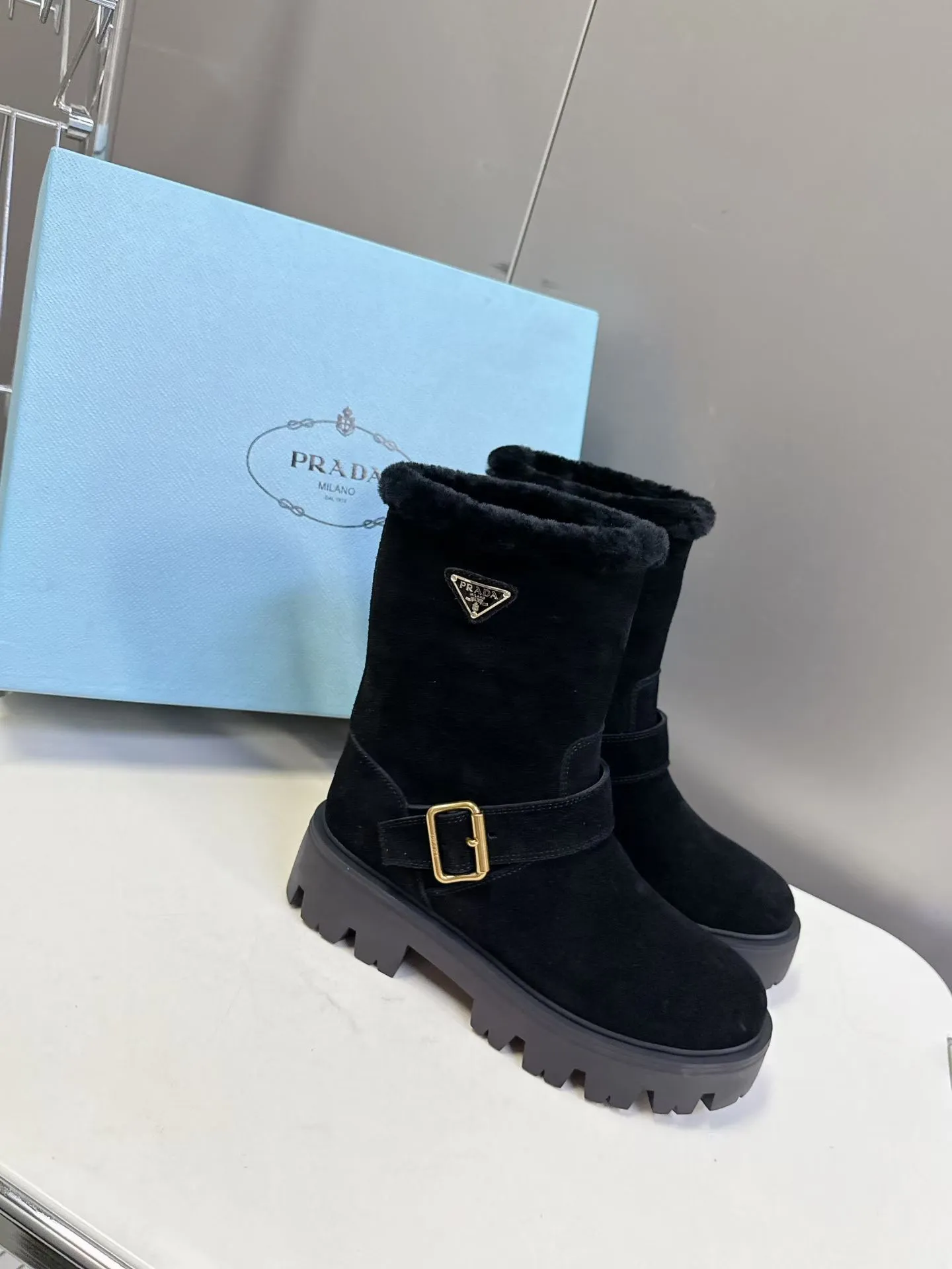 👟👟Ex-factory price 660👟👟 PRADA Prada's latest fall and winter triangular logo slip-on furry boots. There are many celebrities and Internet celebrities. A series that cannot be bought in winter. It is definitely this year's big hit. It is very good-looking. Simple upper design. Highly brand-recognizable triangle logo embellishment. Full of details. The upper foot is large and slim, and the legs are slim. This piece is just right. The outsole height is 5CM, which can instantly increase your height. It is a perfect tool for heightening. The whole series uses a variety of imported materials: polished and waxed calf leather, high mercerized cow suede, real wool lining, super warm, original combined rubber foam outsole, light and comfortable, Size: 35-41 (40 41 customized, non-refundable) 3044